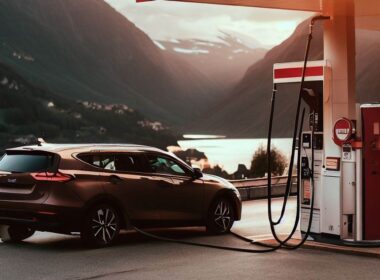 Cena paliwa w Norwegii: jak wpływa na koszty podróży